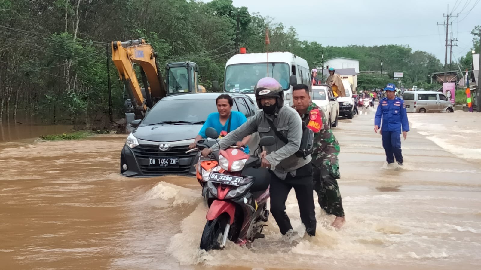 Banjir di Angsana, TNI Turun Tangan Bantu Warga