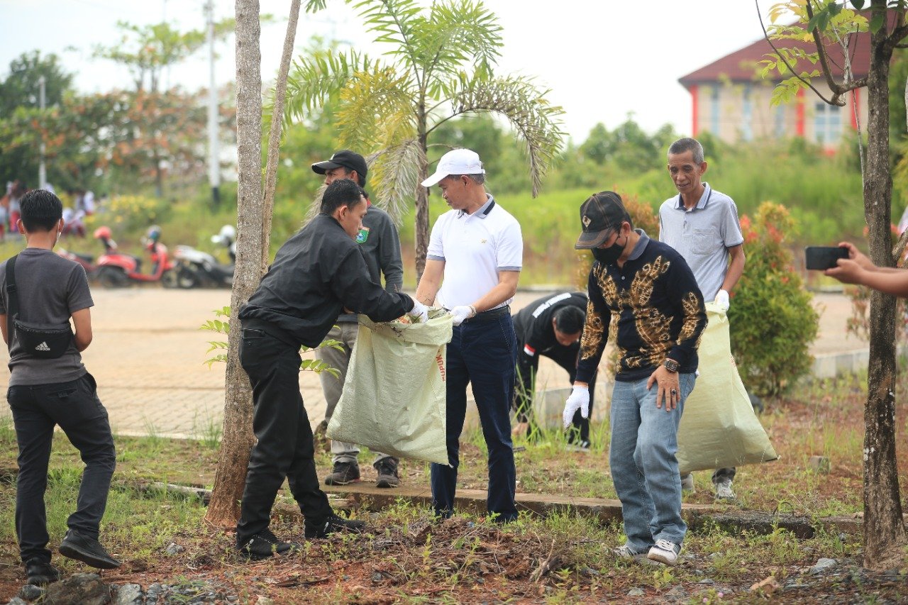 Peringati Word Cleanup Day, Pemkab Tanbu Bersihkan Mesjid