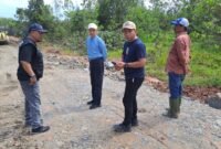 Sekda Pemkab Tanah Bumbu, H Ambo Sakka bersama Kadis PUPR Pemkab Tanah Bumbu, Subahansyah meninjau pengerjaan jalan alternatif