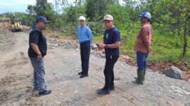 Sekda Pemkab Tanah Bumbu, H Ambo Sakka bersama Kadis PUPR Pemkab Tanah Bumbu, Subahansyah meninjau pengerjaan jalan alternatif