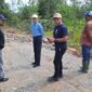 Sekda Pemkab Tanah Bumbu, H Ambo Sakka bersama Kadis PUPR Pemkab Tanah Bumbu, Subahansyah meninjau pengerjaan jalan alternatif