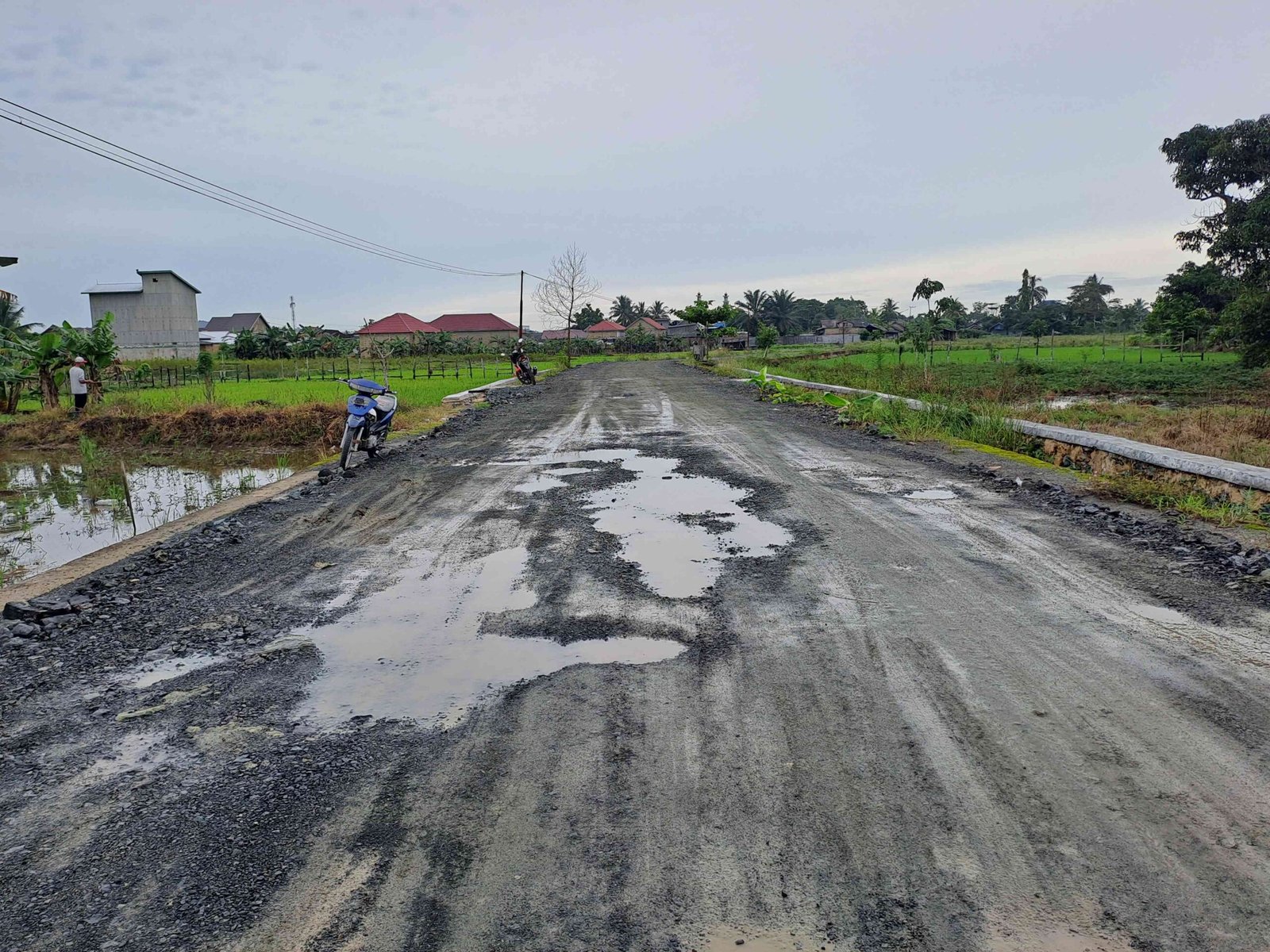 Baru Selesai Perkerasan, Jalan Padat Karya Desa Baroqah Tanahbumbu “Becek Lagi”