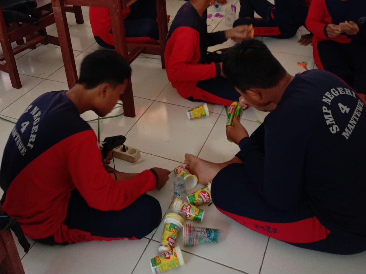 Peringati HPSN, SMPN 4 Satap Mentewe Gelar Lomba dan Bersih-bersih