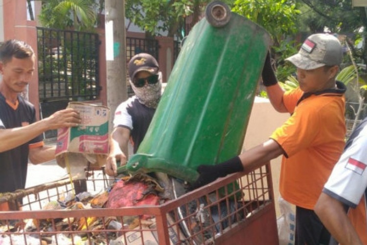 PPSU Pulau Kelapa Bersihkan Sampah Sisa Liburan, Lurah: Perhari 2 Ribu ...