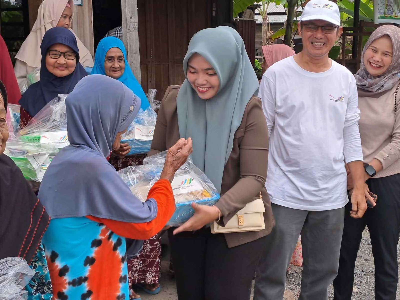 Acung Jempol!, Segaris Senyum Gemilang Gelar Aksi Bagi Sembako ke Lansia