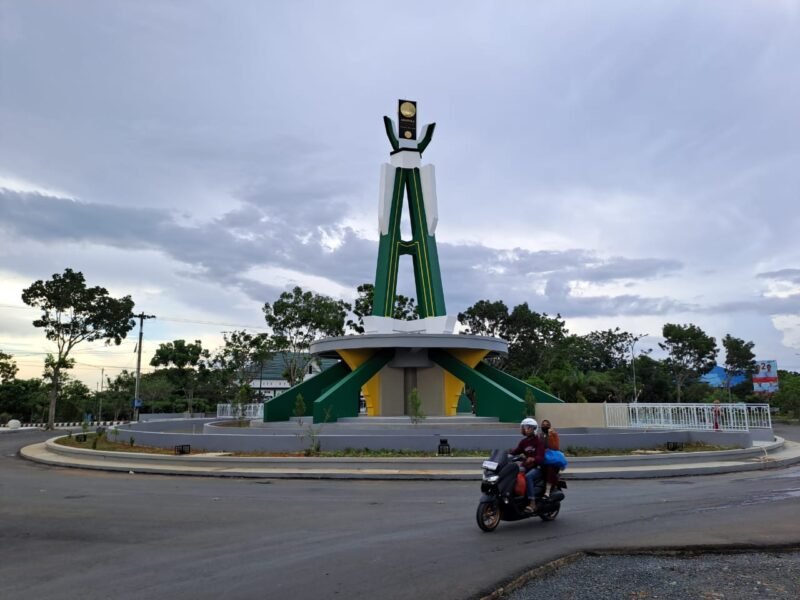 Tugu dan Bundaran Adipura di Kawasan Gunung Tinggi Kecamatan Batulicin