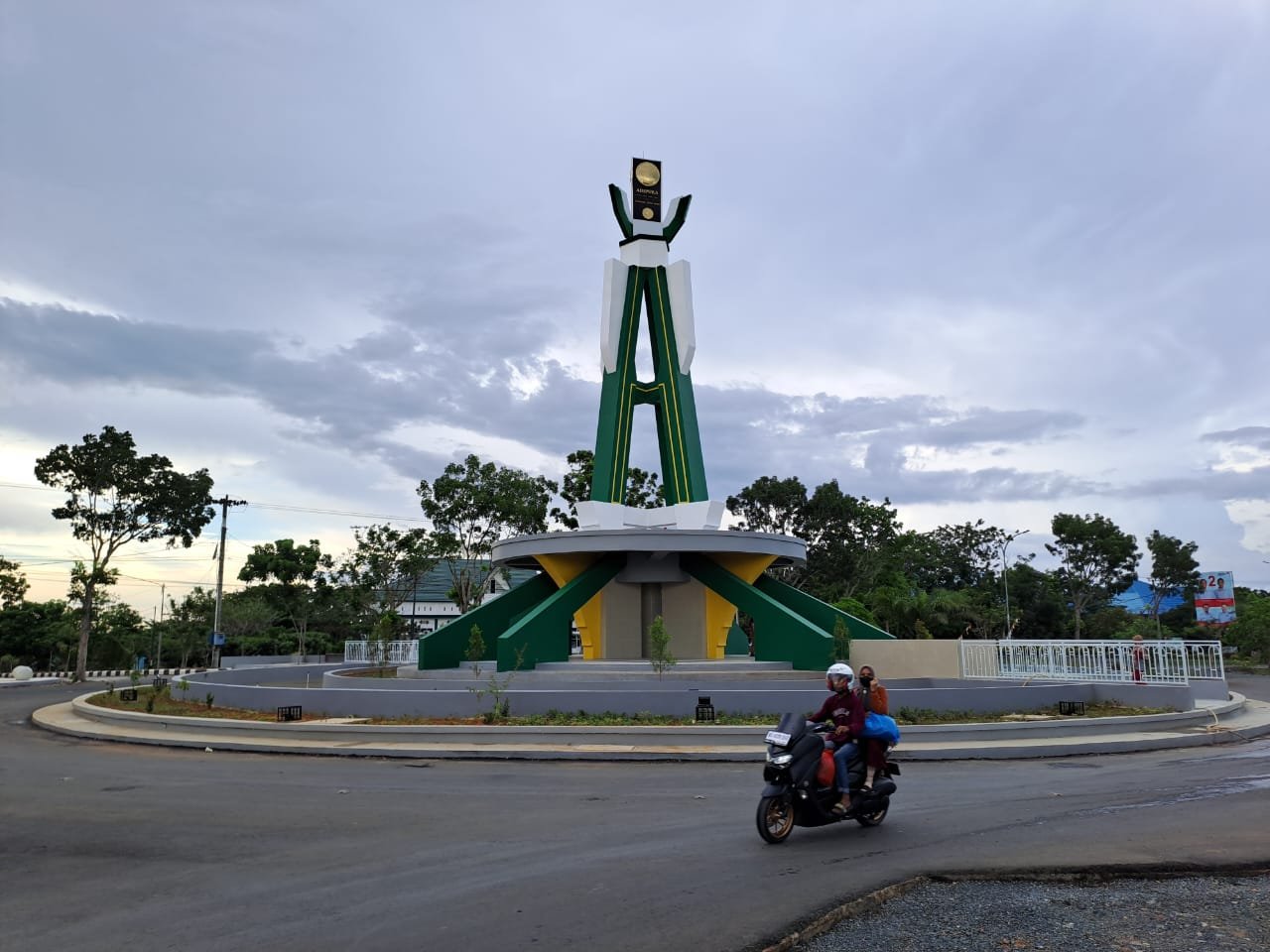 Tugu dan Bundaran Adipura Jadi Objek Wisata Baru Warga Tanbu