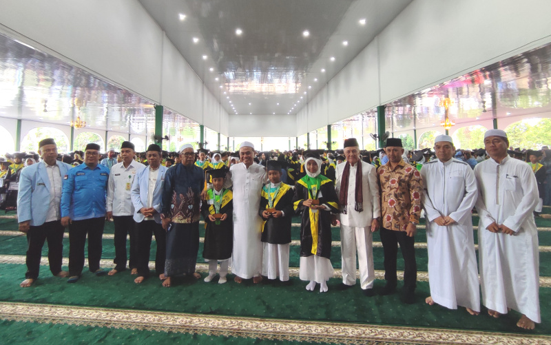 Wisuda 1058 Santri, Zairullah Azhar Janji Naikkan Insentif Guru di BKPRMI Tanbu