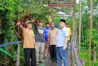 H Sudian Noor, Caleg DPR RI PAN Kalsel 2 saat meninjau jembatan gantung bersama warga Desa Maju Makmur Kecamatan Batulicin, Tanah Bumbu, Sabtu (20/1/2024).