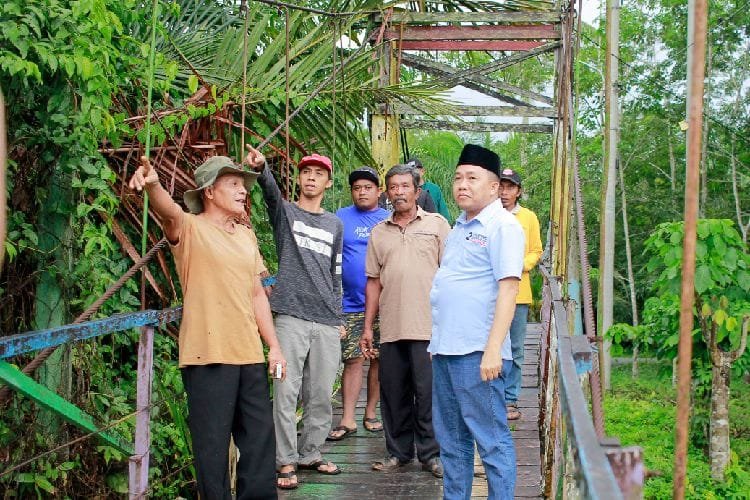 H Sudian Noor, Caleg DPR RI PAN Kalsel 2 saat meninjau jembatan gantung bersama warga Desa Maju Makmur Kecamatan Batulicin, Tanah Bumbu, Sabtu (20/1/2024).