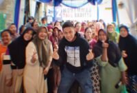 Foto: Caleg DPRD DKI Jakarta Dapil III Partai Perindo Nomor Urut 2, Muhammad Bayu Radityo bersama Emak-emak Tanjung Priok