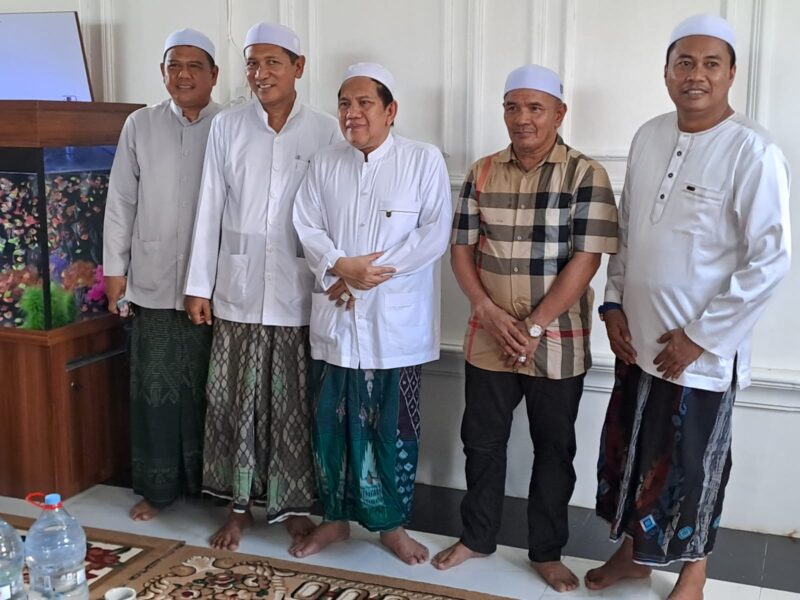 H Agoes Rahmadi bersama Paman Arul saat menyambut kedatangan Guru Udin Samarinda di kediamannya. 