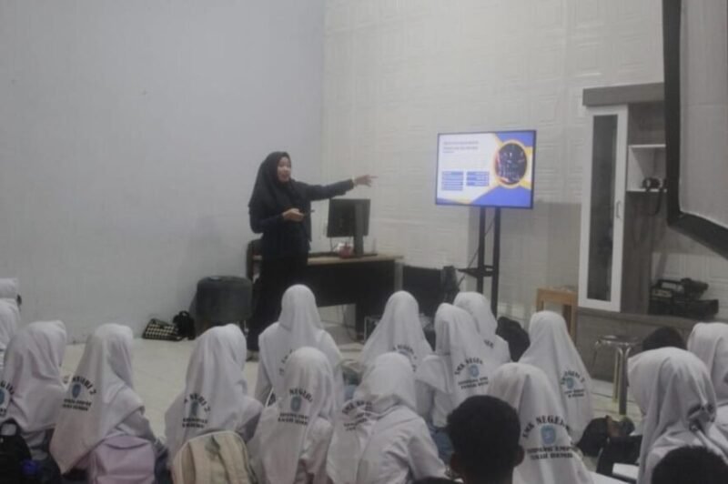 Kegiatan pelatihan yang diselenggarakan di SMKN 2 Simpang Empat merupakan upaya untuk memperkenalkan dasar-dasar produksi dan siaran program televisi kepada para pelajar. Kegiatan ini berlangsung di Ruang Studio Foto TEFA Broadcasting & Perfilman pada tanggal 2 September 2024. (foto: MC Tanbu)