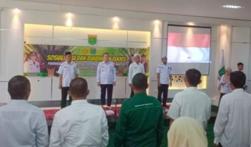 Pemerintah Kabupaten Tanah Bumbu (Pemkab Tanbu) melalui Dinas Ketahanan Pangan dan Pertanian menggelar sosialisasi dan bimtek peningkatan kapasitas Tim Pendataan Sawit Rakyat. (foto: MC Tanbu)