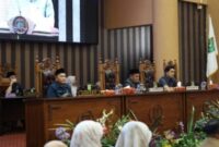 Rapat paripurna DPRD Tanah Bumbu pada pandangan umum fraksi tersebut dipimpin langsung oleh Wakil Ketua DPRD Sementara, Hasanudin. (foto: MC Tanbu)