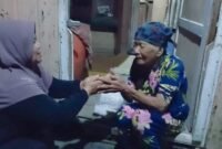 Nenek Janah, perempuan sebatang kara yang andalkan jualan bensin eceran demi bertahan hidup. (Foto: SatuJiwa)