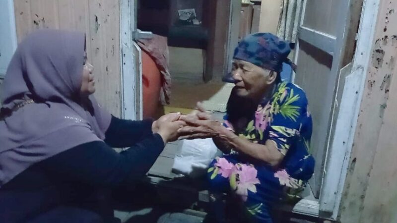 Nenek Janah, perempuan sebatang kara yang andalkan jualan bensin eceran demi bertahan hidup. (Foto: SatuJiwa)