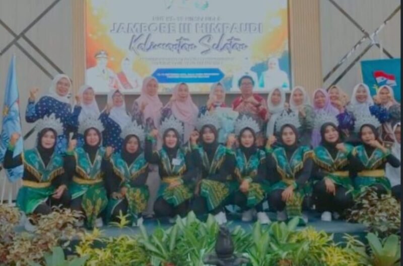 Bunda PAUD Kabupaten Tanah Bumbu Hj Wahyu Windarti mengapresiasi atas prestasi yang didapatkan oleh guru-guru kelompok bermain, di ajang Provinsi Kalimantan Selatan. (foto: MC Tanbu)