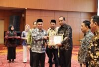 Pada kesempatan itu, Bupati juga menyerahkan sertifikat hasil evaluasi akuntabilitas pemerintah kepada 41 SKPD Pemkab Tanah Bumbu. (foto: MC Tanbu)