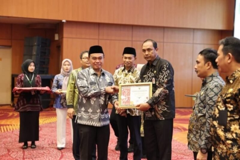Pada kesempatan itu, Bupati juga menyerahkan sertifikat hasil evaluasi akuntabilitas pemerintah kepada 41 SKPD Pemkab Tanah Bumbu. (foto: MC Tanbu)