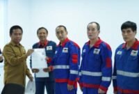 Dinas Dukcapil Kabupaten Tanah Bumbu mempermudah pelayanan administrasi untuk warga negara asing (WNA) melalui program “Pelangsir Berwarna”. (foto: MC Tanbu)