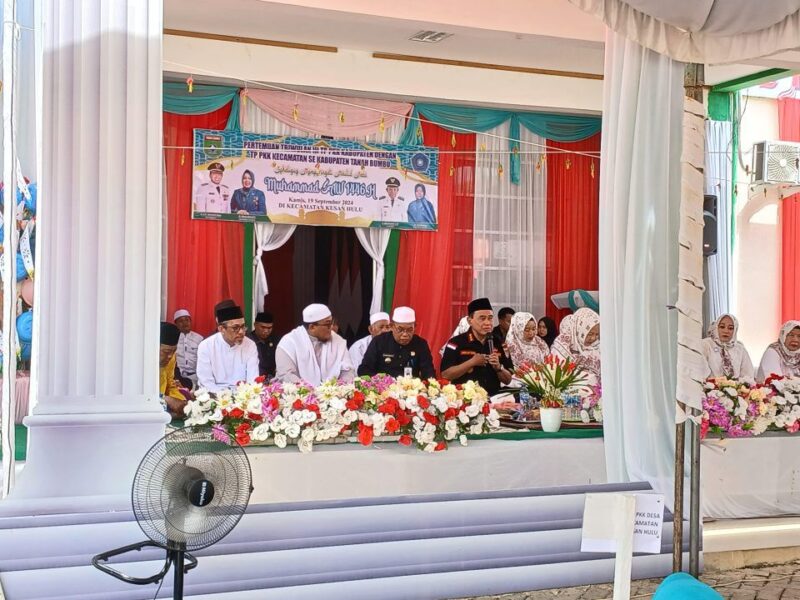 Bupati Tanah Bumbu Zairullah Azhar di dampingi istri Wahyu Windarti selaku ketua PKK Tanah Bumbu turut hadir dalam kesempatan tersebut. Foto : Mc Tanbu