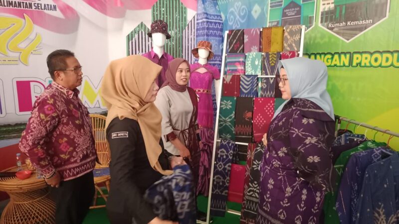 Both Pemkab Tanbu di Expo Kalsel 2024 yang menampilkan produk lokal UMKM. Foto : Mc Tanbu