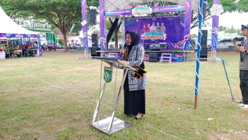 Asisten Administrasi Umum Hj Narni membuka festival Literasi Bersujud. Foto : Mc Tanbu