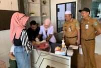 DKPP Kabupaten Tanbu saat melakukan penyuntikan vaksi rabies terhadap hewan. Foto : Mc Tanbu
