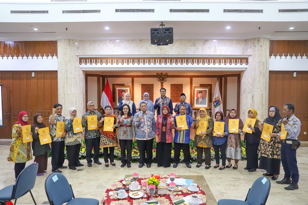 Wakil Walikota Jakut Serahkan 14 SK Pensiun