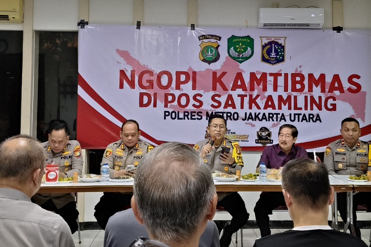 Foto: Kapolres Jakarta Utara, Kombes Pol Ahmad Fuady Ngopi Kamtibmas Bersama Warga RT. 010/010 Kelurahan Ancol