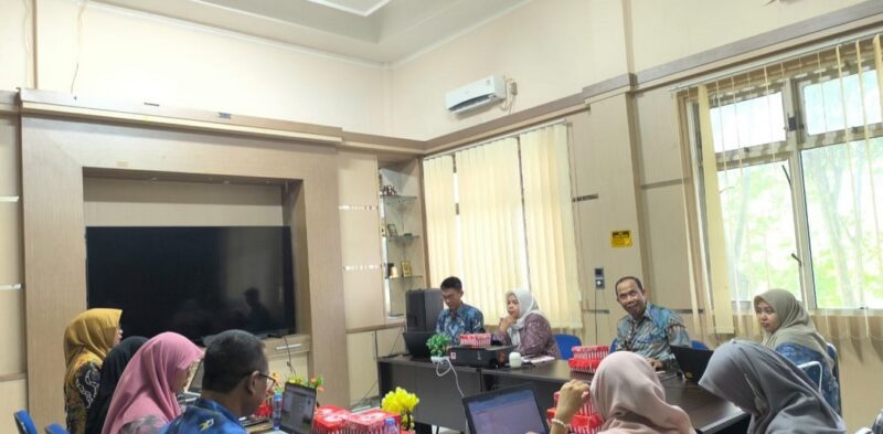 Fungsional Perencana Ahli Pertama dari Bappeda, Arwin Hartono, menekankan pentingnya alokasi minimal 2% dari APBDes untuk penanganan stunting. Foto : Mc Tanbu