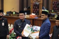 Paripurna di pimpin langsung oleh Ketua DPRD Andrean Atma Maulani, S.H., rapat tersebut di hadiri oleh Bupati Tanah Bumbu, dr. H.M. Zairullah Azhar, jajaran Forkopimda, Sekretaris Daerah Dr. H. Ambo Sakka, kepala SKPD, serta perwakilan dari TNI dan Polri. Foto : Mc Tanbu