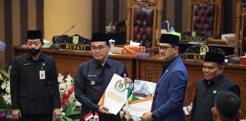 Paripurna di pimpin langsung oleh Ketua DPRD Andrean Atma Maulani, S.H., rapat tersebut di hadiri oleh Bupati Tanah Bumbu, dr. H.M. Zairullah Azhar, jajaran Forkopimda, Sekretaris Daerah Dr. H. Ambo Sakka, kepala SKPD, serta perwakilan dari TNI dan Polri. Foto : Mc Tanbu