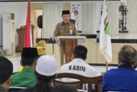 Sekda Tanbu, Ambo Sakka membuka secara resmi sosialisasi peraturan perundang-undangan tentang keormasan 2024, di Gedung Mahligai Bersujud, Kapet, Senin (02/12/2024). Foto : Mc Tanbu
