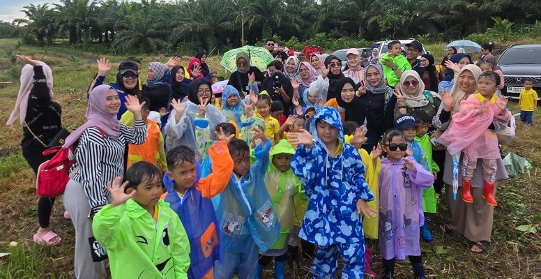 Pengajar, orangtua dan siswa-siswi  TK-KB Syiona School saat berada di Kebun Wisata Bumdesa Kenari Berkah, Desa Karang Nunggal, Kabupaten Tanah Bumbu.