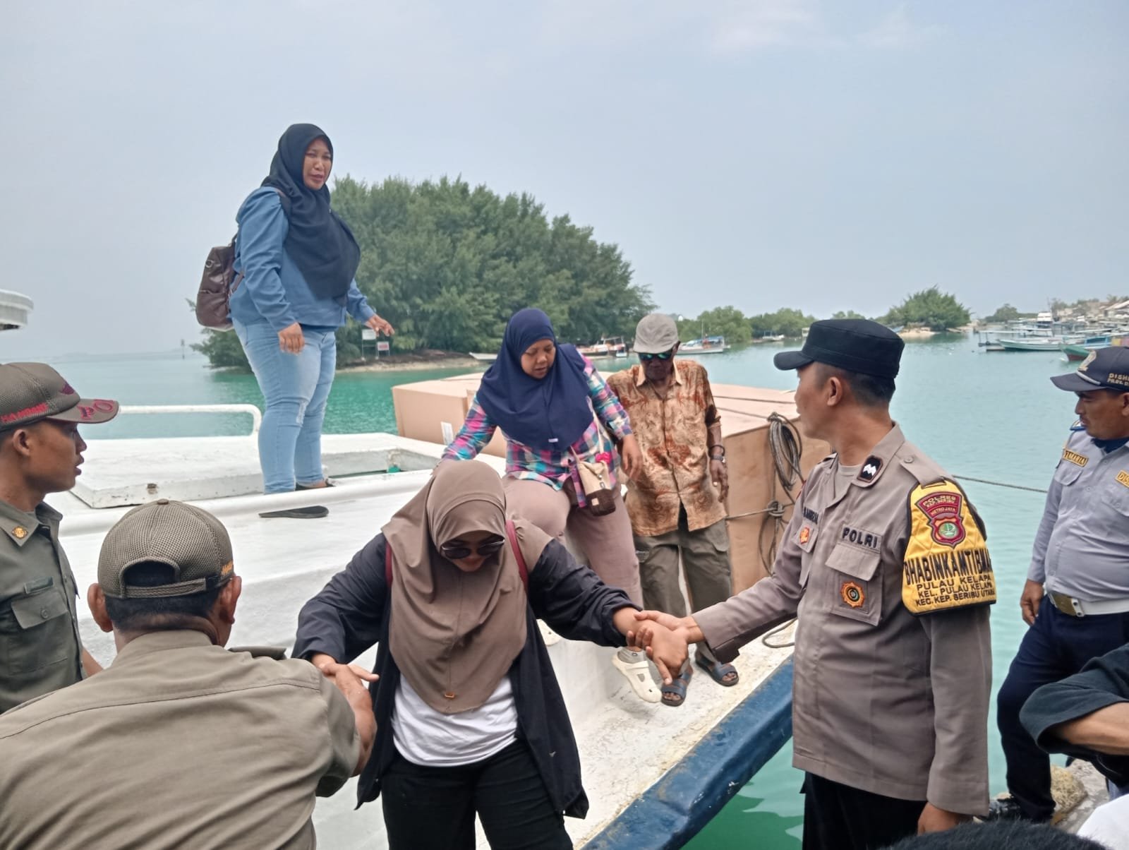 Polisi Baik, Polsek Kepulauan Seribu Bantu Penumpang Turun saat Pengamanan Dermaga