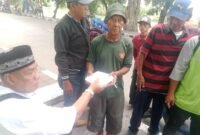 Ketua Korwil 01 Grib Jaya Tanjung Priok, Ujang Lembeng bagikan Nasi Kotak Jumat Berkah
