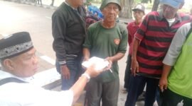 Ketua Korwil 01 Grib Jaya Tanjung Priok, Ujang Lembeng bagikan Nasi Kotak Jumat Berkah