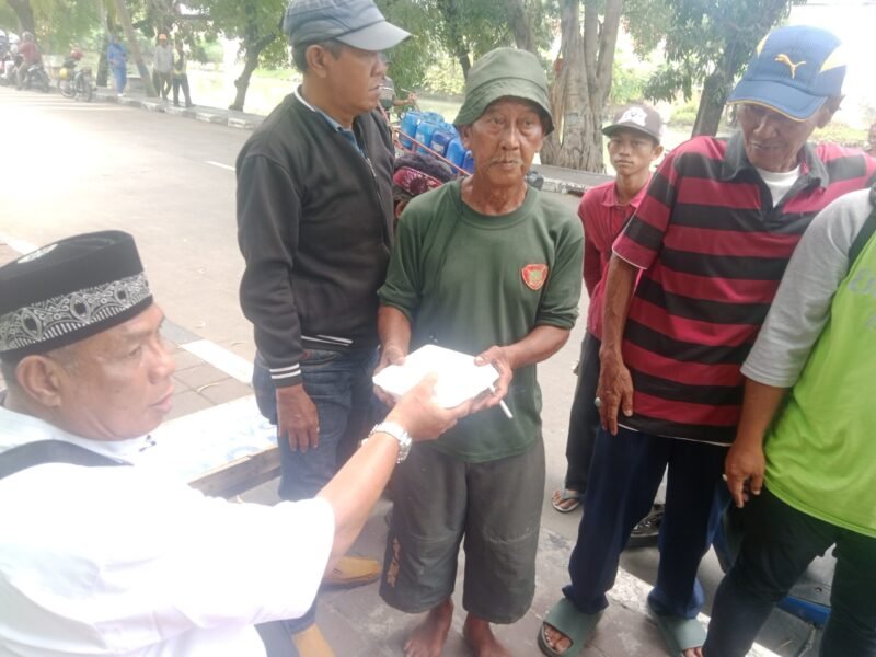 Ketua Korwil 01 Grib Jaya Tanjung Priok, Ujang Lembeng bagikan Nasi Kotak Jumat Berkah