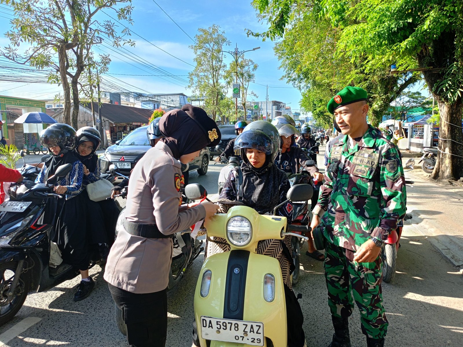 Peringati HUT RI, Polres Tanah Bumbu Bagikan Seribu Bendera Merah Putih