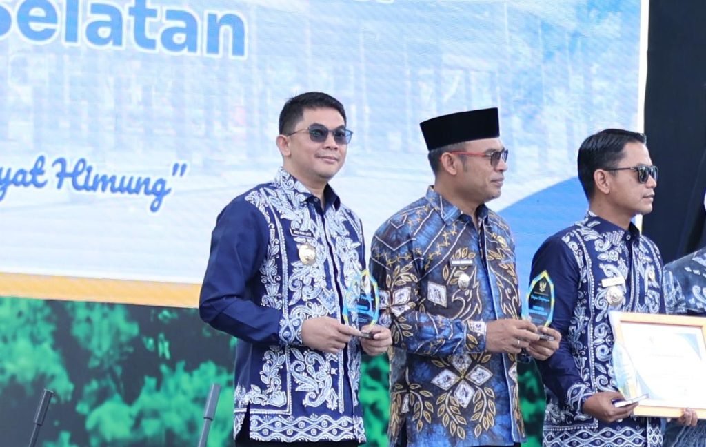 Terbaik ke-2 Se-Kalsel, Bupati Tanah Bumbu Terima Penghargaan Atas Capaian Realisasi Investasi