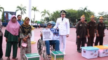 Rayakan HUT RI ke-80, Bupati Tanah Bumbu Serahkan Sejumlah Penghargaan dan Bantuan