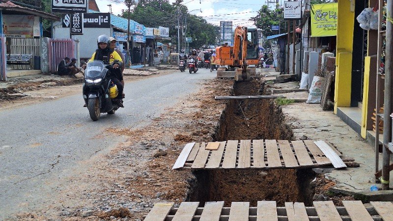 Tanpa Rambu Keselamatan, Proyek Rekonstruksi Jalan Sekumpul 