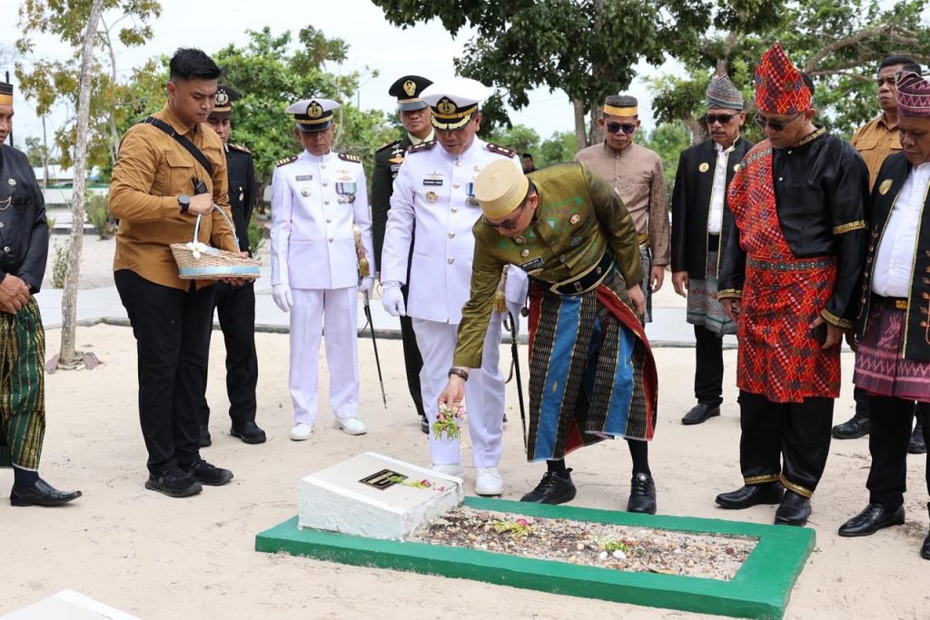 Maknai Hari Pahlawan, Bupati Tanah Bumbu Ziarah ke Taman Makam Pahlawan Matone