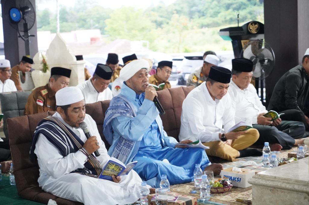 Bupati Andi Rudi Latif Pimpin Ziarah Makam Sekaligus Bagikan Ratib Alaydrus