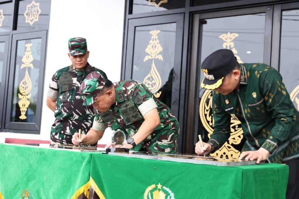 Pangdam XXII/Tambun Bungai bersama Bupati Andi Rudi Latif Resmikan Mushola Al Istiqomah Kodim 1022/Tanah Bumbu