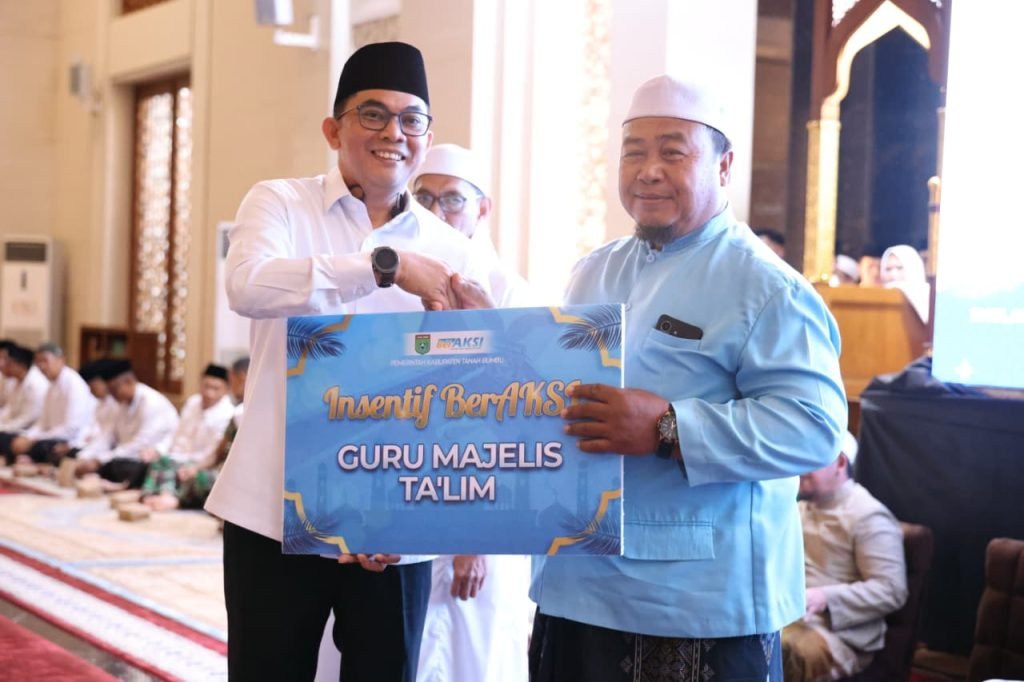 Bupati Andi Rudi Latif Salurkan Insentif bagi 1.030 Guru Keagamaan di Tanah Bumbu