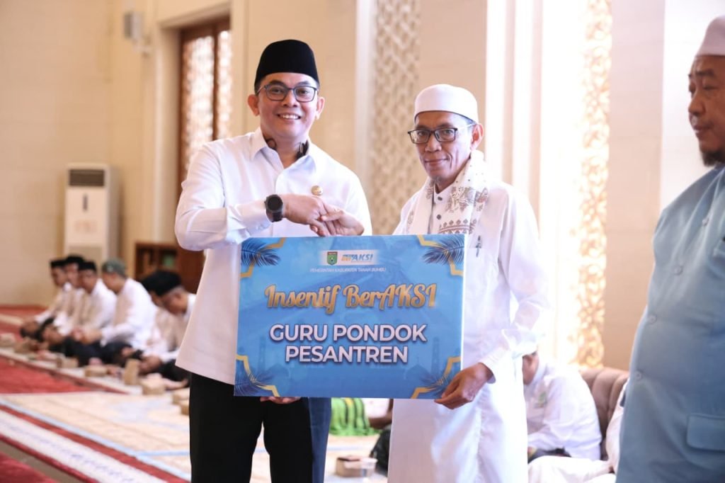 Bupati Tanah Bumbu Andi Rudi Latif Salurkan Insentif untuk Guru Pondok Pesantren, Wujud Apresiasi atas Peran Mendidik Akhlak Sejak Dini