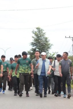 Bupati Andi Rudi Latif Ikuti Jalan Sehat Bersama Yonif TP 828/BWM